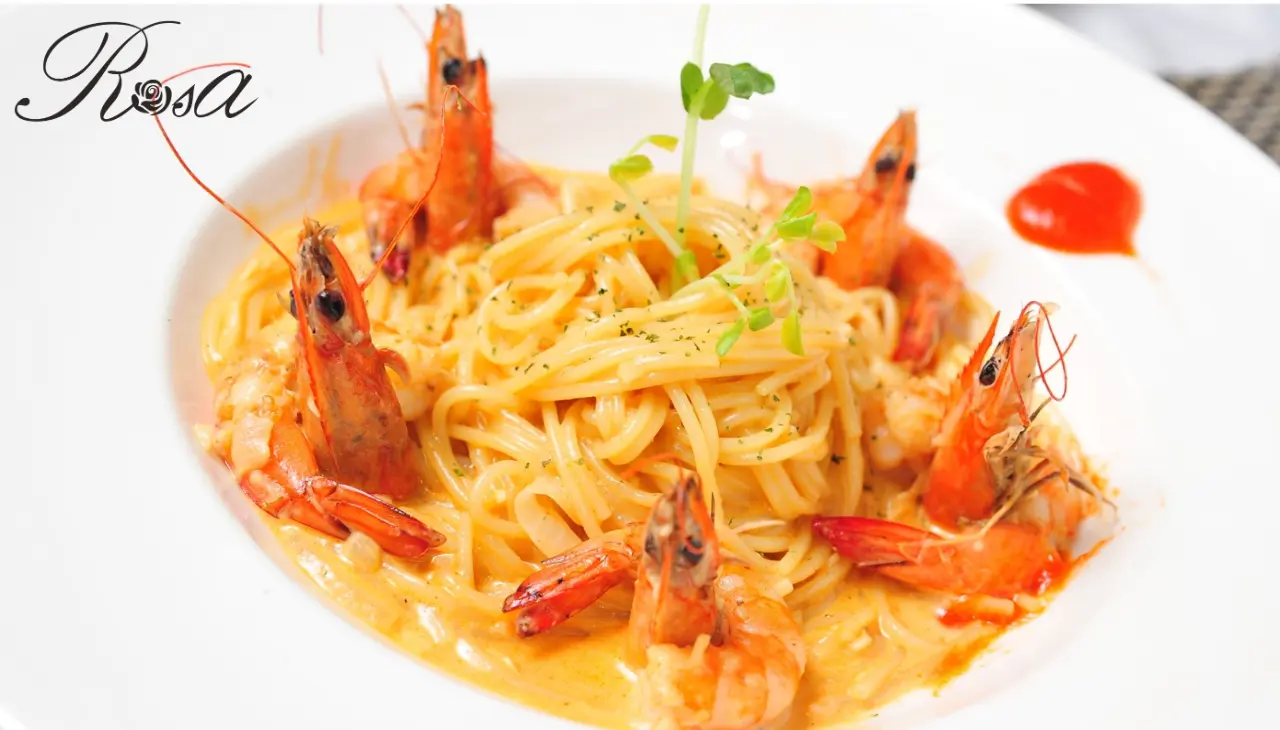 左營美食Rosa 義大利餐廳｜一盤辣蝦義大利麵，收起海味與香氣的溫度。