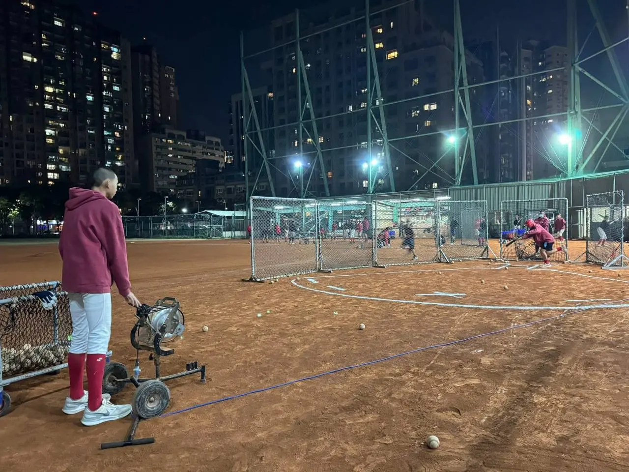 七賢國中棒球隊夜間訓練，在讀書與練習之間找到平衡