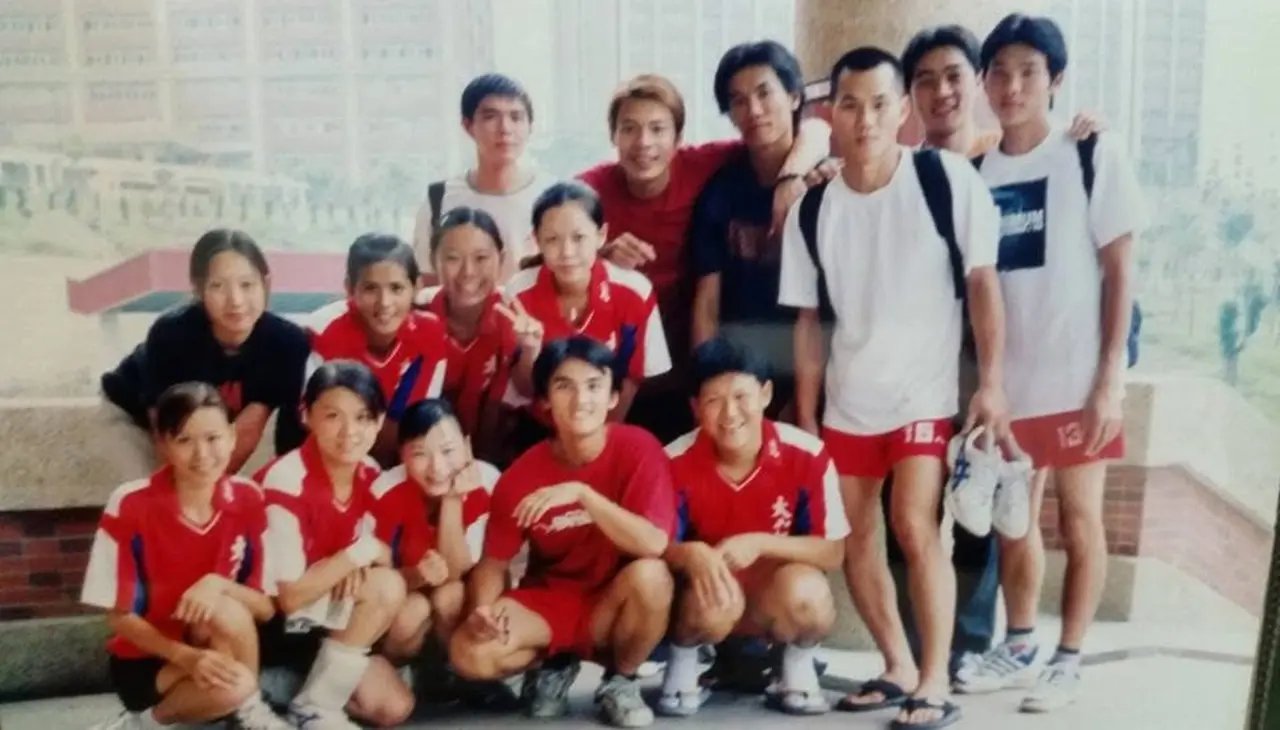 洪政勇學生時期參與校隊運動團體合照，展現早期運動經驗與理解基層校園體育背景