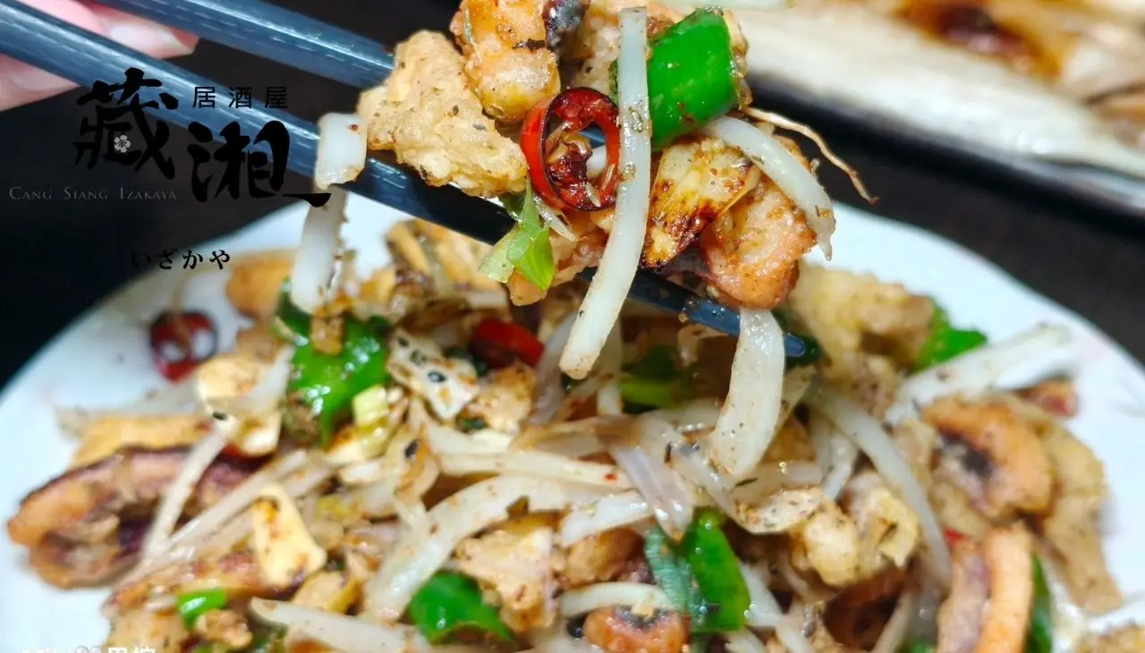 藏湘雞骨花|使用魷魚和雞軟骨拌炒為店家特色菜之一