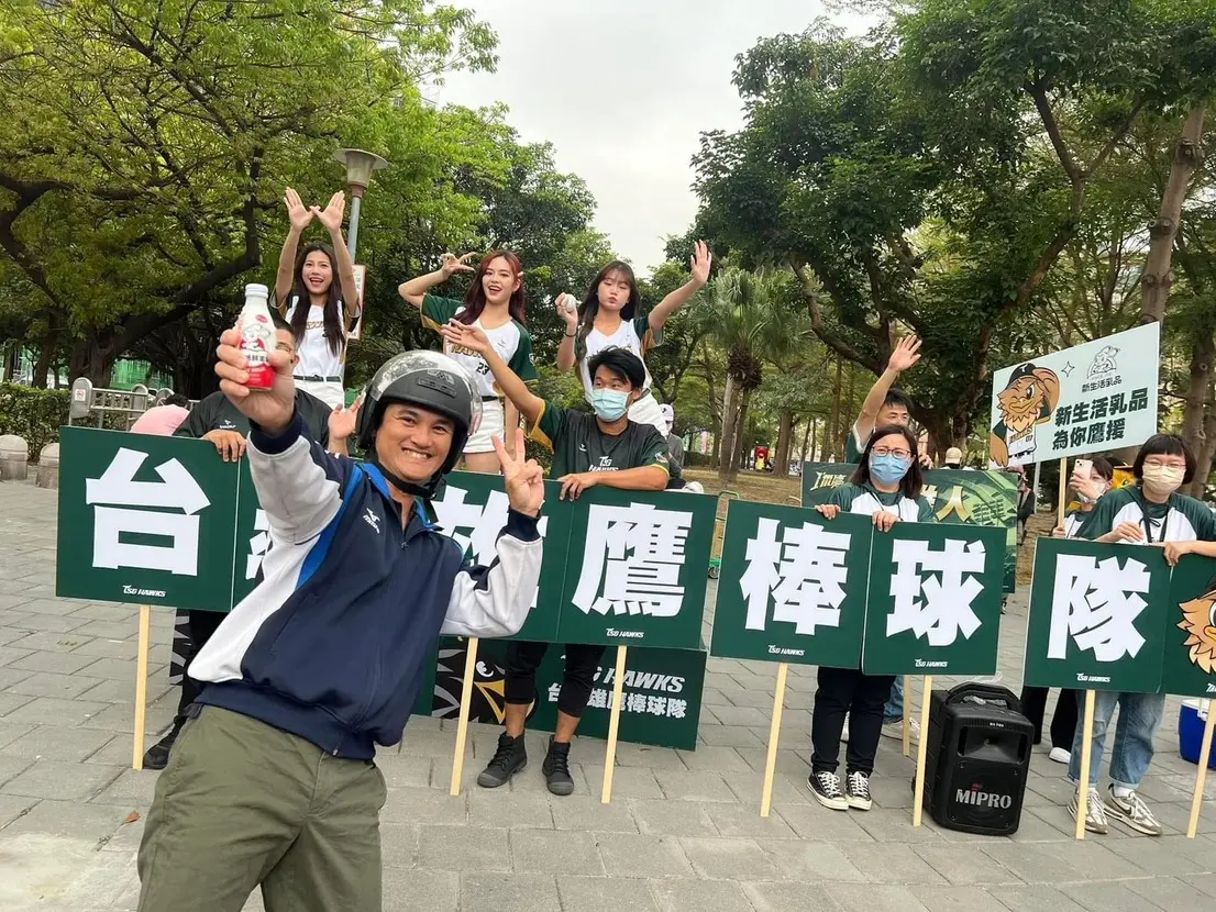 勇記老闆洪政勇以在地球迷身分於高雄現場應援台鋼雄鷹職棒比賽，展現職棒與基層棒球連結