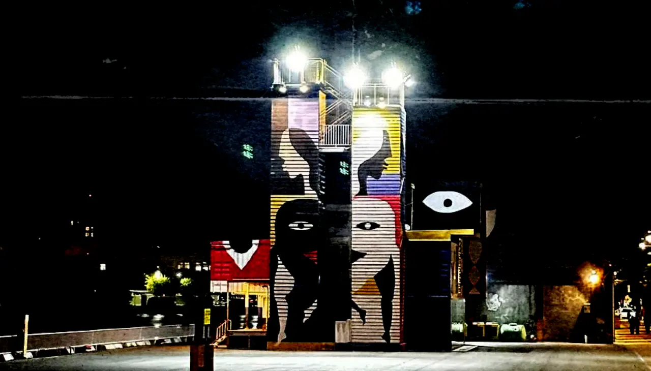 高雄藝文空間實景,駁二藝術特區與專業展演場館活動畫面