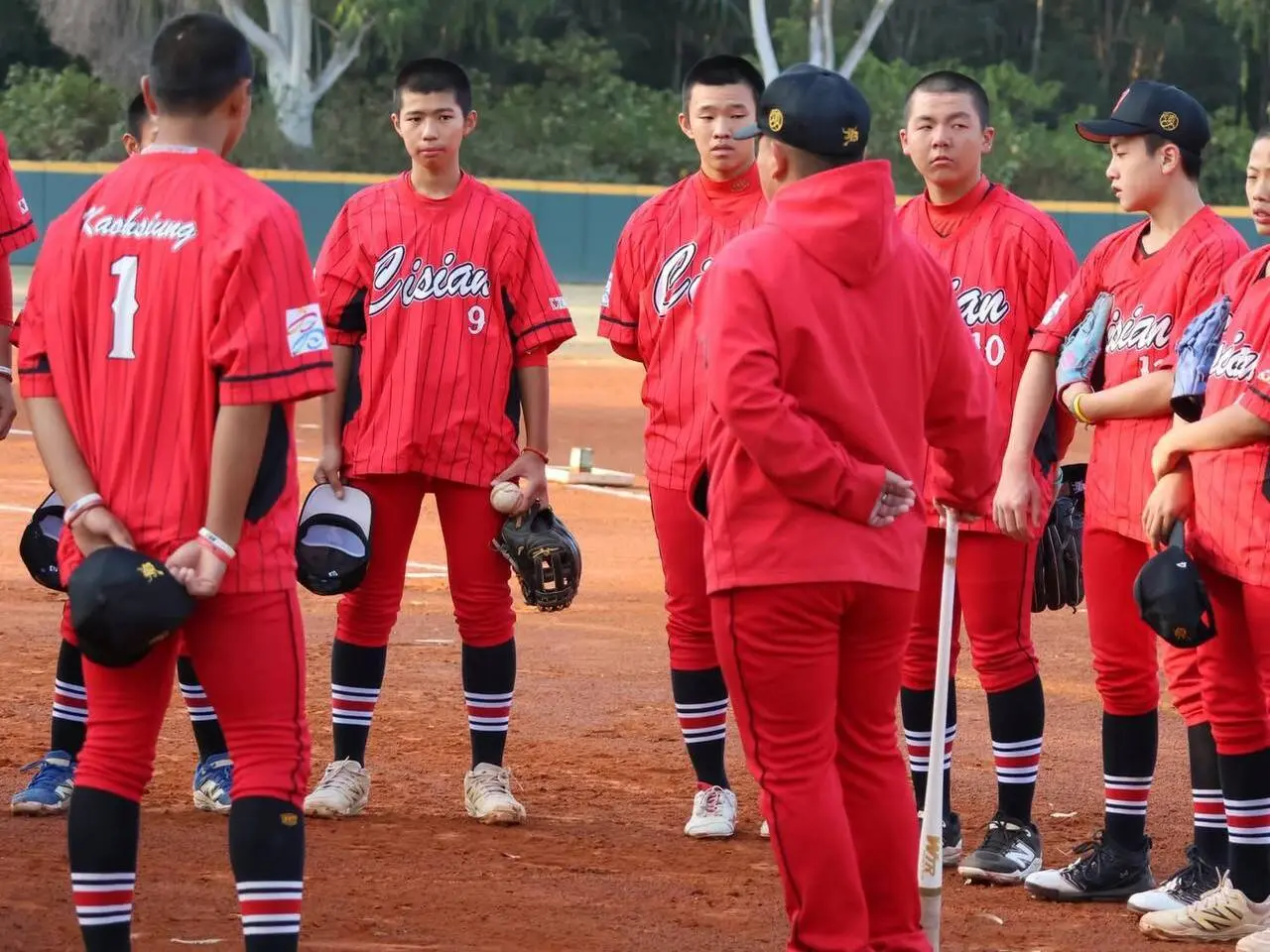 七賢國中棒球隊於球場進行訓練，教練向球員說明戰術與練習重點，呈現高雄基層棒球日常訓練現場